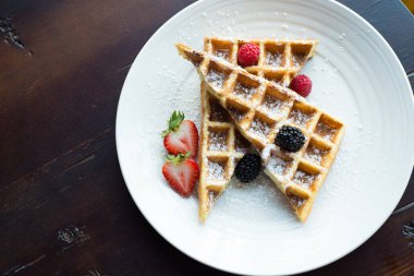 Çilek ve böğürtlen ile taze gözleme