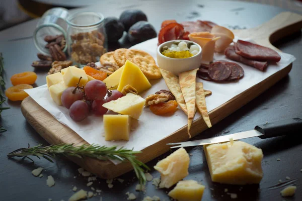 Tabuleiro de queijos e frios — Fotografia de Stock