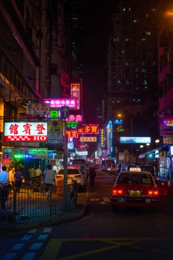 Hong Kong, Çin - Nisan 2018: Hong Kong üzerinde Nisan, 2018 Mongkok, Neon tabela. Mongkok Kowloon'daki dünya ve farklı şirketlerin reklamları dolu en neon ışıklı yerde biridir.