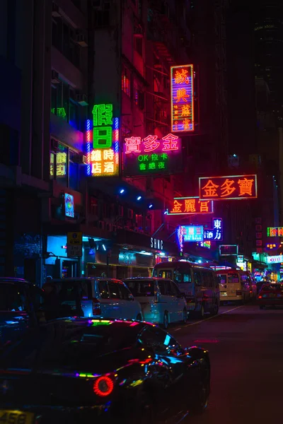 2018年 2018 月日に香港の旺角のネオンサイン カオルーンの旺角は 世界のさまざまな企業の広告の完全なネオンで明るい場所の一つです — ストック写真