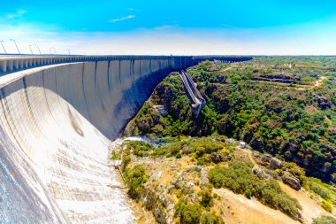 Vista lateral de la presa de la almemdra en Salamanca