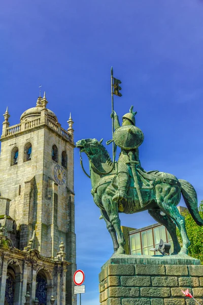Catedral vieja de Oporto con estatua ecuestre de Vimara Peres — Stockfoto