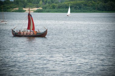 Eski bir Nehri üzerinde tekne viking