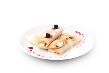 Krep krema ve beyaz arka plan üzerinde çilek ile