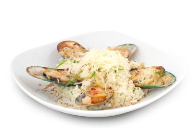 İstiridye pirinç ve beyaz zemin üzerine peynir ile