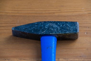 Ahşap bir masa mavi bir çekiç Başkanı