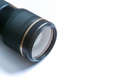 70-200 zum objektif Altın çizgili beyaz arka plan üzerinde siyah telefoto izole