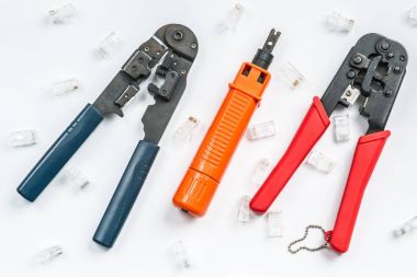 Yumruk aşağı aracı, modüler fiş kıvırıcılar ve beyaz arka plan üzerinde bağlayıcılar