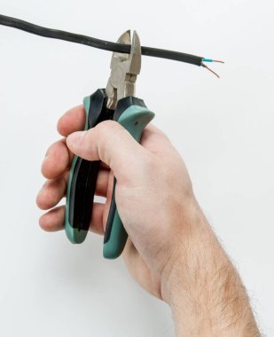 Elektrik kablo el ile pense ile beyaz arka plan üzerinde kesmek.