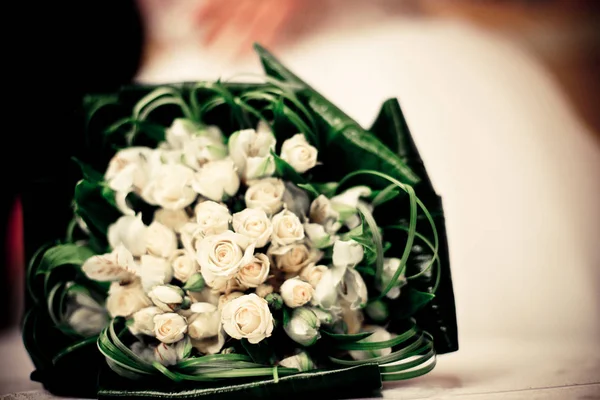 Buquê Fresco Rosas Brancas Flores Lírio — Fotografia de Stock