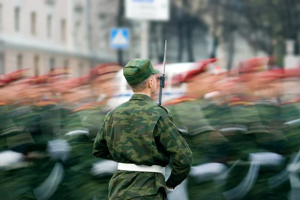 Soldat Bleibt Auf Einer Parade Stehen Während Andere Soldaten Vorbeikommen — Stockfoto