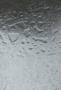 Damla yağmur su yüzey arka plan - parlak metal yüzeye yakın kaplı Metal damlacıkları yağmur sonrası, yağmur damlası soyut doku su.