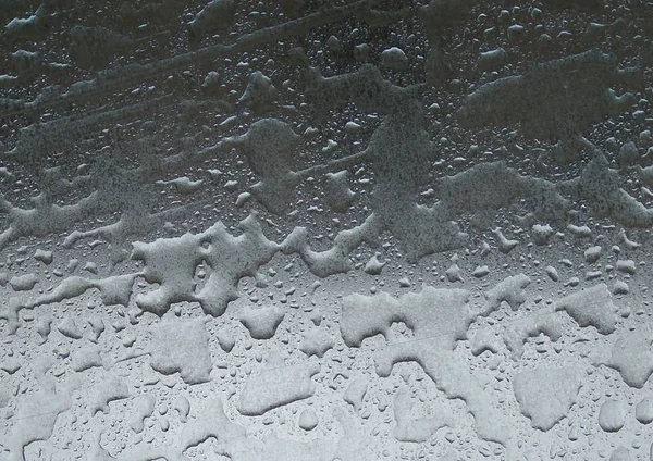 Gotas de agua de lluvia sobre fondo de superficie metálica: primer plano de superficie metálica brillante cubierta de gotas de agua después de la lluvia, textura abstracta de gota de lluvia —  Fotos de Stock