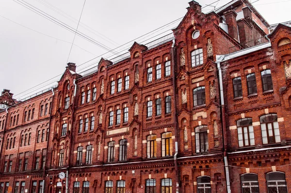 Tegelbyggnad på Dostoevskogo street 40-44 — Stockfoto