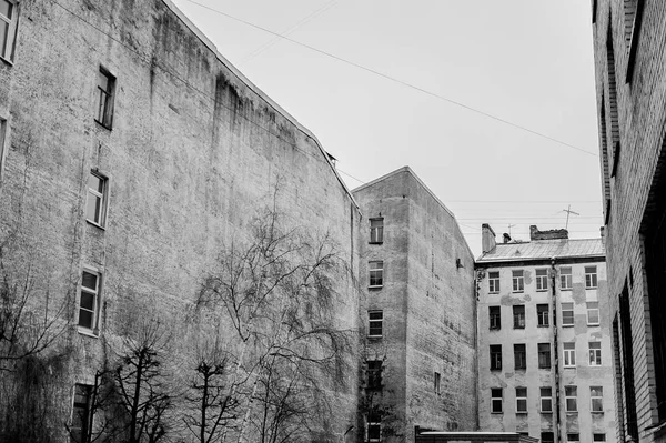 Casa squallida nel centro di San Pietroburgo — Foto Stock