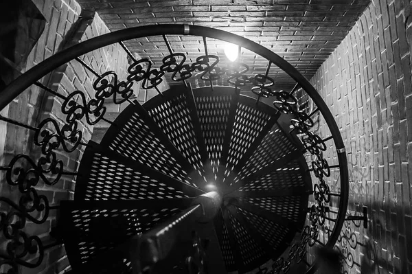 Spiraal ijzeren trappen in zwart-wit — Stockfoto