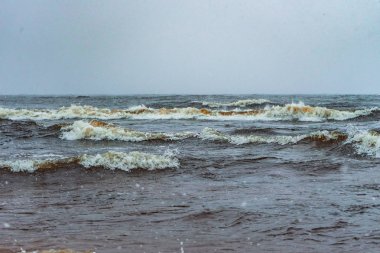 Kar altında soğuk bir denizin dalgaları