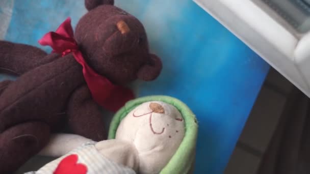 Zwei Spielzeugbären Küssen Sich Auf Der Fensterbank Vor Dem Offenen — Stockvideo