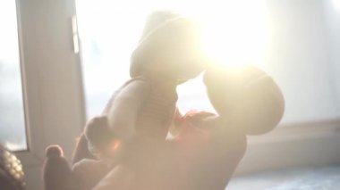 Bulanık iki oyuncak ayının güneşli öpücüğü