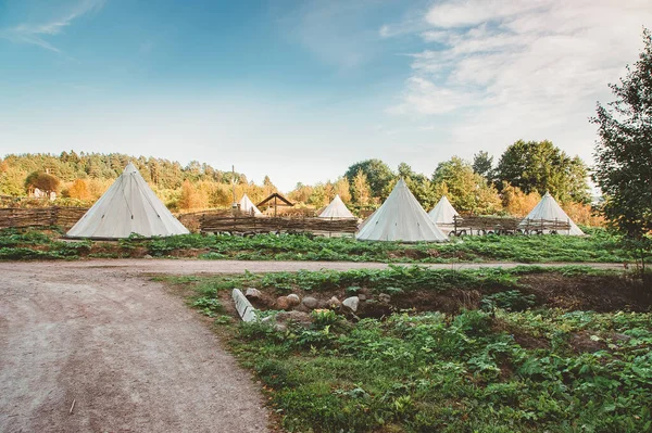 Gibt Viele Tipis Auf Der Lichtung — Stockfoto