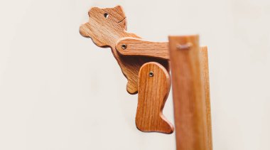 Ayı şeklinde ahşap etkileşimli oyuncak. Etkileşimli oyuncaklar, dahili eşyalar, beyni geliştiren bulmacalar. Geleneksel motif.