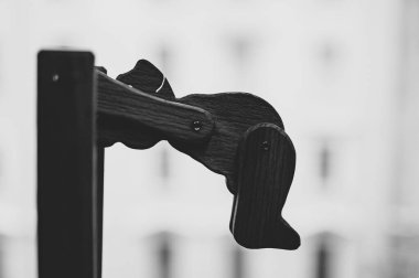 Pencere arkasında ürkütücü etkileşimli ahşap oyuncak. Bir ayının silueti