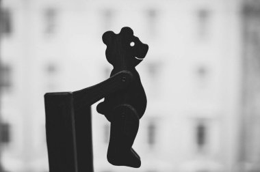 Ayı şeklinde siyah beyaz bir oyuncak silueti..