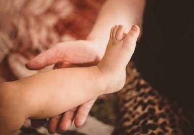 Yaşlı kadının eli çocuğun bacağına dokunur.