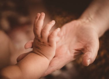  Küçük bir el yaşlı kadının avucunu okşar.