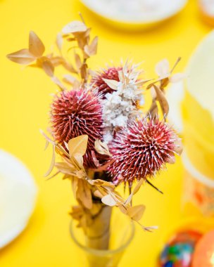 Kurumuş çiçek buketi yakın.