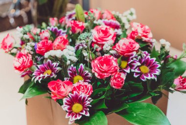 Sevimli pembe ve mor çiçekler buketi