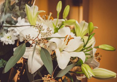 Yeşil yapraklı bir buket taze beyaz zambak.