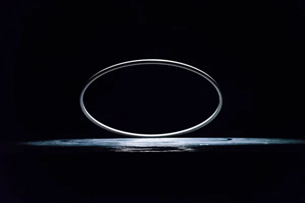 Egy Fém Gyűrű Helyszínen Fény Sötét Háttér — Stock Fotó