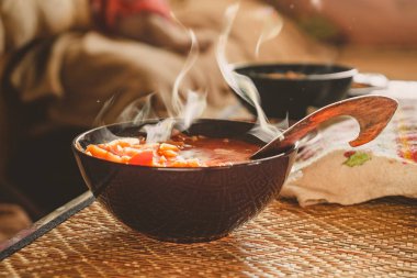 Masada iki tabak sıcak çorba var. Borç çorbası buhardır.