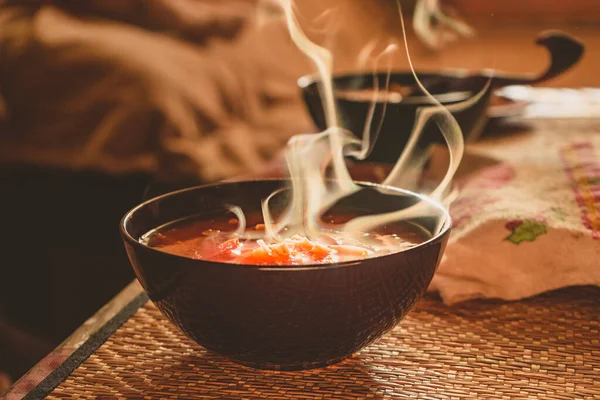 Sup Bit Panas Dalam Mangkuk Keramik Hitam — Stok Foto