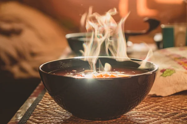 Doğal malzemelerden yapılmış bir tabakta sebzeden sıcak çorba çorbası. Rus köyünde geleneksel aile yemeği.