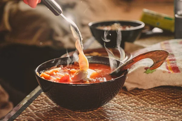 Ekşi krema sıcak çorbanın içine konur.