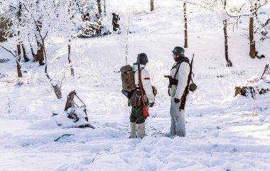St Petersburg, Rusya - 19 Ocak 2014: İkinci Dünya Savaşı sırasında Leningrad 'ın kahramanca savunmasına adanmış bir savaş tarihi olay. Ormanda moda. 