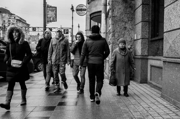 St Petersburg, Rusya - 2 Nisan 2017: Ligovsky 'nin kaldırımında somurtan insanların yaşam tarzı fotoğrafı