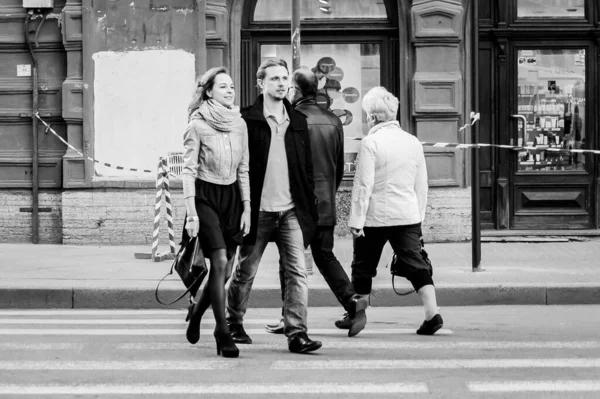 2012年5月4日 俄罗斯圣彼得堡 一对年轻夫妇在人行横道上代替这对老夫妇的生活方式照片 — 图库照片