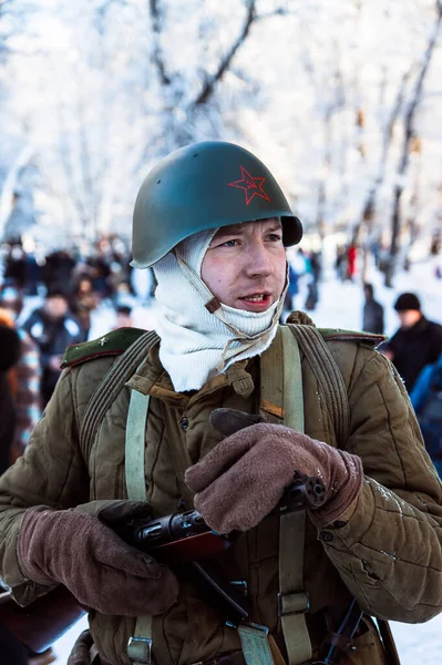2014年1月19日 俄罗斯圣彼得堡 第二次世界大战期间为英勇保卫列宁格勒而举行的战争 历史事件 一个拿着枪的士兵的画像 — 图库照片