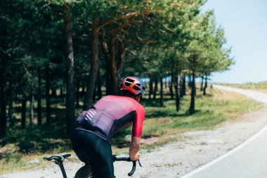 Orman yolu sürme bisikletçi