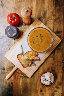 tablo üzerinde nefis çorba