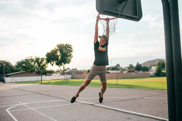 Hombre en el campo de baloncesto — Foto de Stock