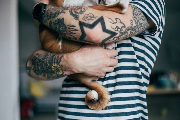 Uomo in possesso di cane carino — Foto Stock