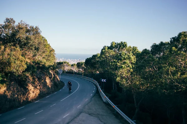 Ciclista cabalgando en las montañas — Foto de Stock