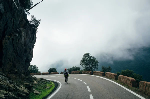 Ciclista montando en altas montañas — Foto de Stock