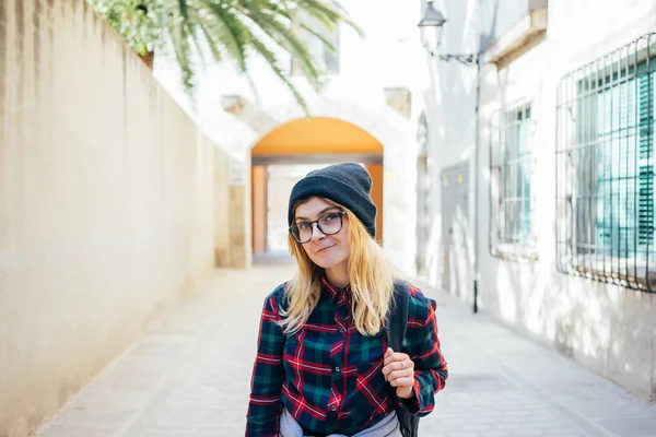 Femme hipster dans ruelle — Photo