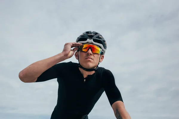 Ciclista equitazione vicino al mare in estate — Foto Stock