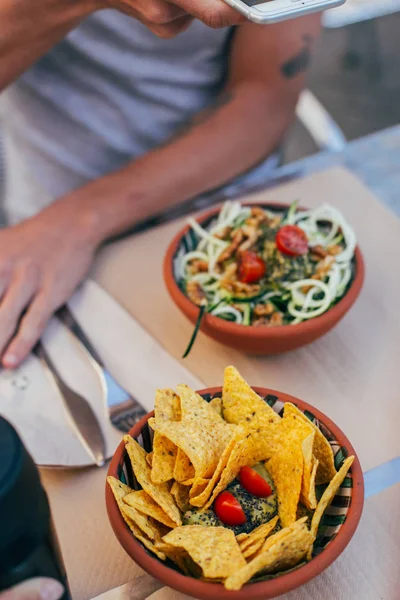 Vegan lunch of zoodles in pesto sauce in ceramic bowl — Stock Photo, Image